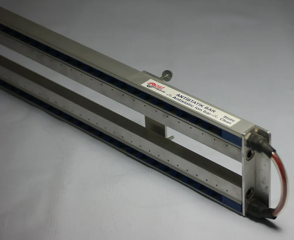 Ionizer assembly made of two parallel antistatic bars joined at the ends