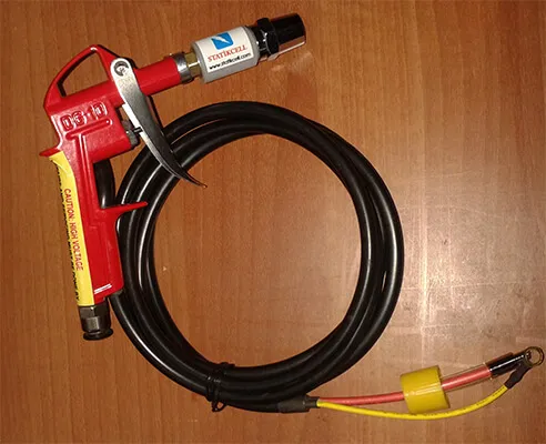 Statikcell Ionisationspistole mit rotem Gehäuse, aufgewickeltem Hochspannungskabel und Anschlussenden